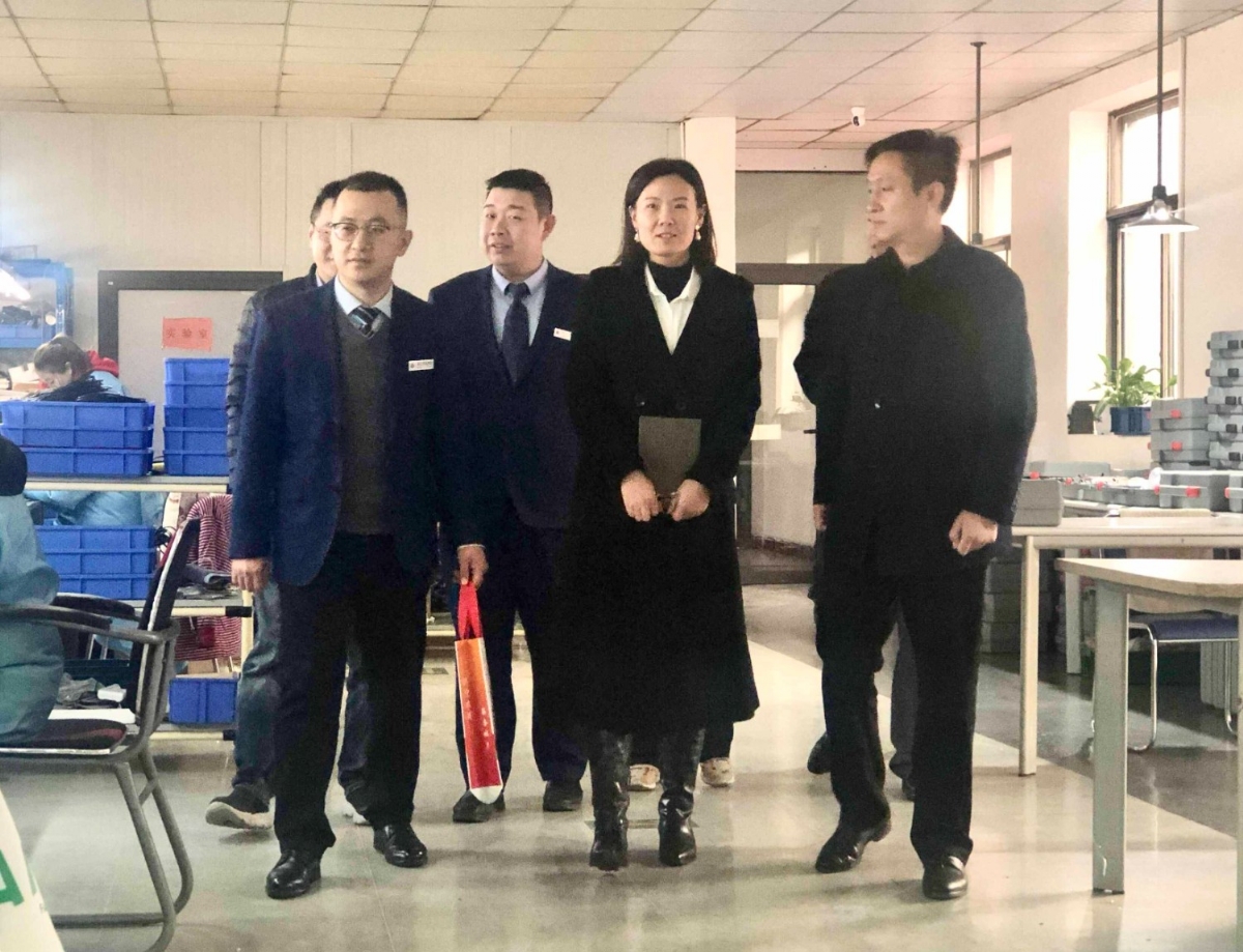 濟寧國家高新區(qū)蓼河智能產業(yè)園攜市農商行、高新電視臺領導一行蒞臨科電儀器考察調研